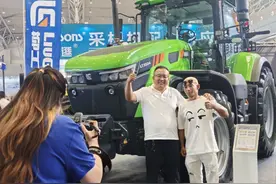 特写：在新疆国际农业机械博览会觅商机图片