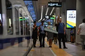 京港、沪港夕发朝至高铁动卧今晚出发 列车上可享香港美食图片