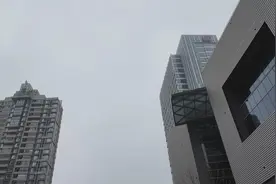 气温缓缓爬升，阴雨绵绵不断图片