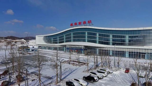 初雪染南海 高铁赴雪约