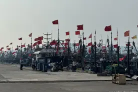 开海首日，一派繁忙！积米崖渔港，“物资”搬上渔船，执法船保驾护航图片