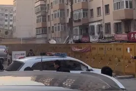 哈尔滨一栋居民楼倾斜开裂被拆除，两年前就被鉴定为D级危房图片