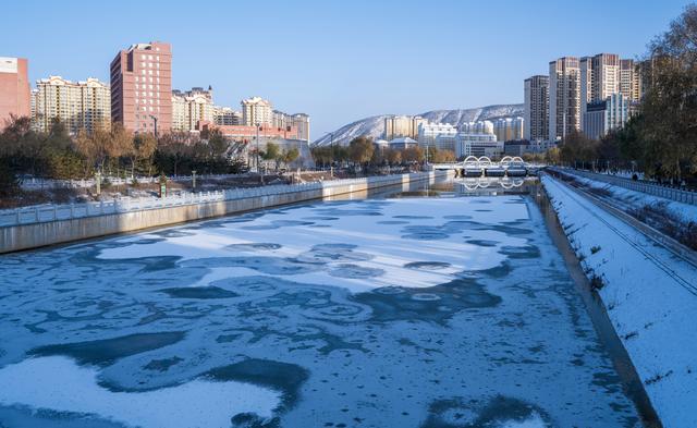 初冬夜落雪 悄染关川河