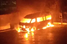 突发！镇江一车辆深夜自燃图片