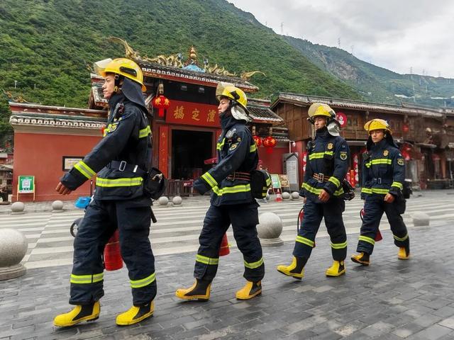 庆双节·护平安 | “蓝朋友”陪你解锁四川宝藏美景→