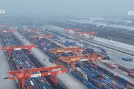 新能源汽车→油泼面、立柱架梁→联通万里，“钢铁驼队”有新变！图片