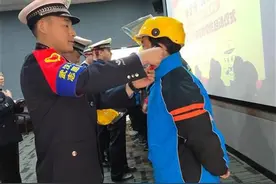 10名青年交警结对帮扶10名外卖员，“平安武汉 青年学雷锋结对帮扶”活动正式启动图片