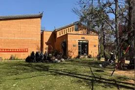 玉溪师范学院华宁县冲麦村民族民间工艺艺术科技小院挂牌成立图片