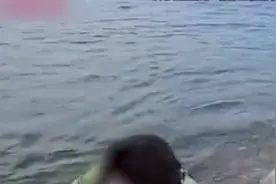 小姐姐海边拍照落水遇险，钓鱼男子礁石区紧急救人图片