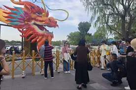 体验汉服、打卡印章……“升级版”荷花市场特色店铺受欢迎图片