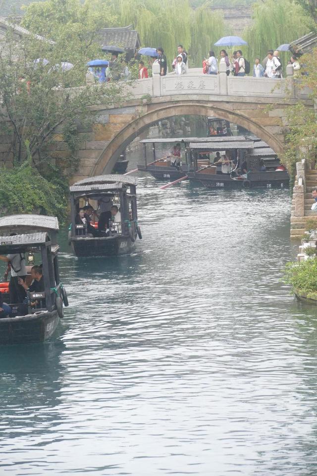 双节第二天遇降雨，清照泉城·明水古城两万游人与名泉一起撒欢