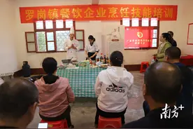 韩山师范学院科技特派员团队到兴宁市罗岗镇开展餐饮企业烹饪技能培训图片