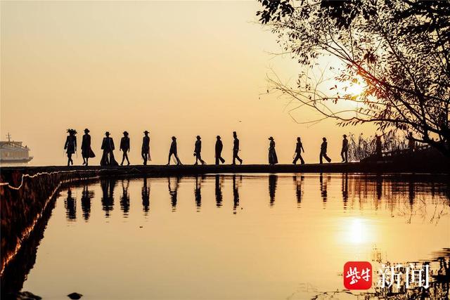 无锡太湖鼋头渚上演铜艺山水秀