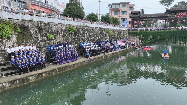 千人齐聚河畔唱山歌 嘹亮歌声传承文化情