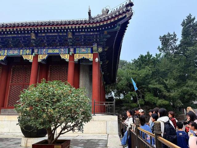 天气渐凉、热情依旧！游客打卡京城公园热度不减