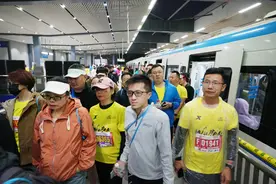 樱花季 越江湖︱一大早，“汉马地铁专列”人潮涌动图片