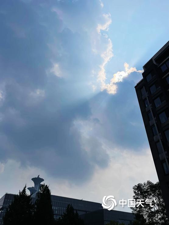 破云而出 北京上空出现云隙光美景
