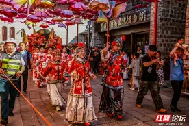 当“网红红娘”遇上百年古巷：一场传统与潮流的浪漫碰撞图片