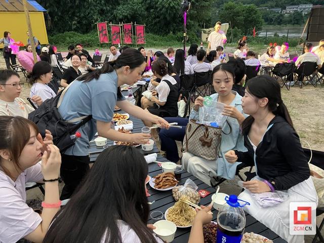 七夕香樟林 沙滩共良宵：百名青年浪漫邂逅点亮牛佛秋夜
