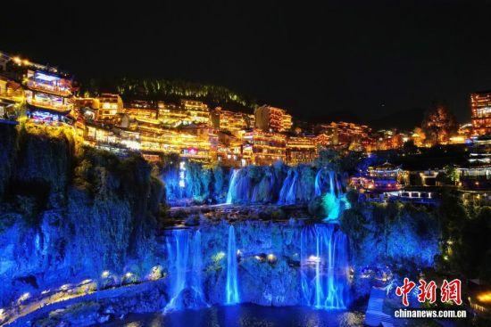 湘西“挂在瀑布上的古镇”夜景出圈