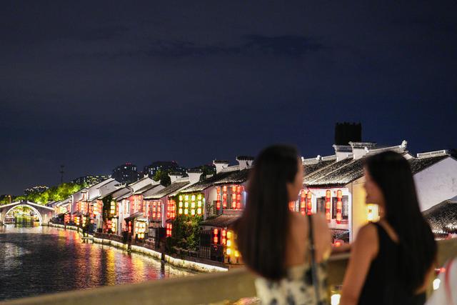 江苏无锡：京杭大运河秋日夜景美如画