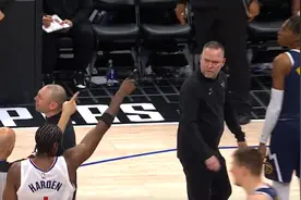 敢这样喷裁判？你除去吧！🤣哈登神同步与裁判合力驱逐马龙图片