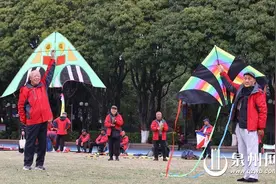 结伴放风筝 老伙计们身体棒精神足图片