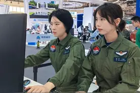 海军首批舰载机女飞行员亮相中国航展图片