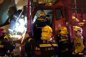 货车追尾水泥搅拌车 车内2人被困图片