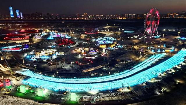 冰雪大世界超级冰滑梯初显“长城”雄姿