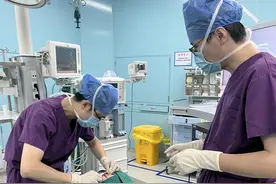 健康小站丨上班途中遭遇车祸，姑娘鼻子被撞歪，医生紧急“复位”图片