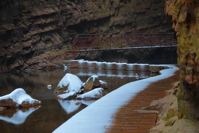 “洛阳怎么一下雪，就封神。”
