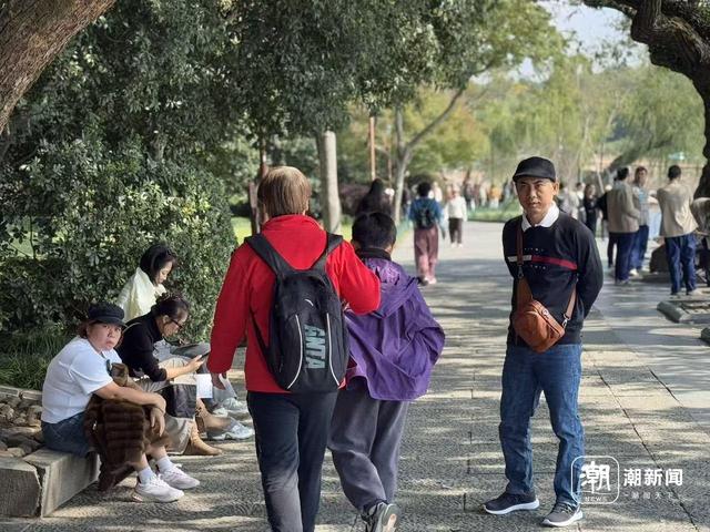 西湖秋假热：今天断桥被这些孩子们“占领”啦！