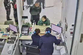 连收17条“955XX”短信后，她冲进银行网点……图片