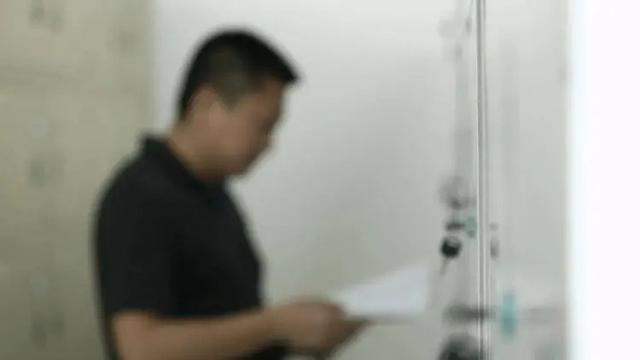 民宿里住了一位长期闭门不出的客人？当心是间谍！