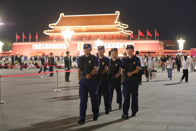 国庆升旗背后的“火焰蓝”