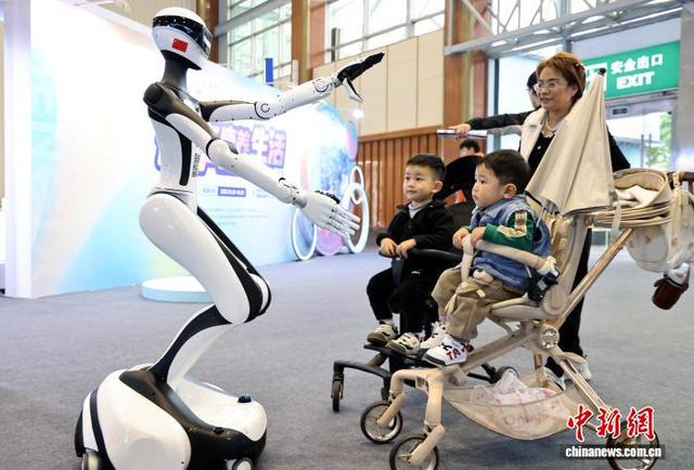 175款智慧康养机器人亮相成都