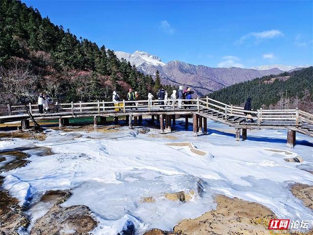 一半冰雪，一半碧波，冬日黄龙的色彩魔术