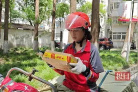 暑热下的90后女快递员：她被称为“揽收女王”，也是三孩母亲图片