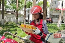 暑热下的90后女快递员：她被称为“揽收女王”，也是三孩母亲图片