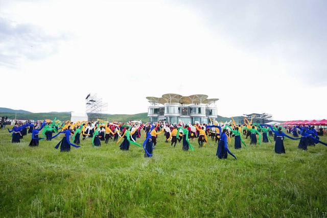 赛马、骑射、音乐燃动草原 第八届红原大草原雅克音乐季启幕