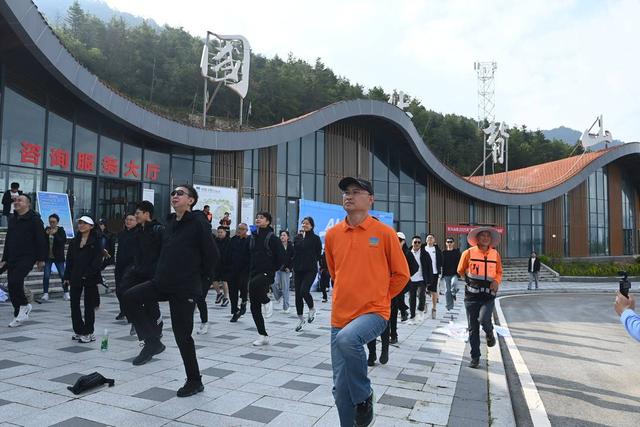 多家公益伙伴携手登顶牛背山  2025“为爱攀登”大型公益活动圆满收官