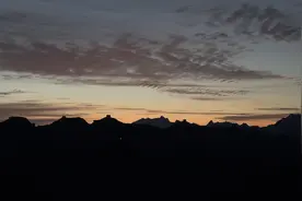 朝霞漫天！金山岭长城蔚然壮观，气势恢宏图片