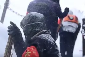 华山之巅扫雪人图片