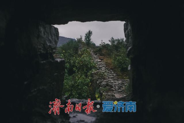 一年四季 泉在济南丨千年雄关展英姿，齐长城锦阳关段雨中如“巨龙蛰伏”