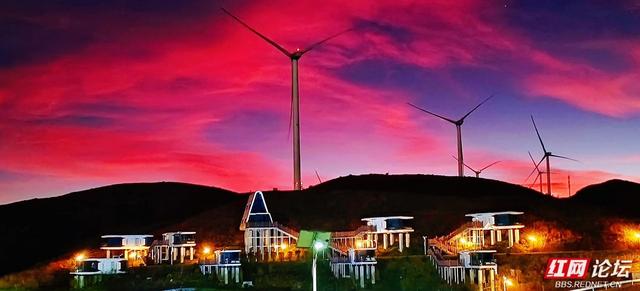 【每日一图@湖南】月夜风车与霞光云海同框？初冬的桂东万洋山做到了