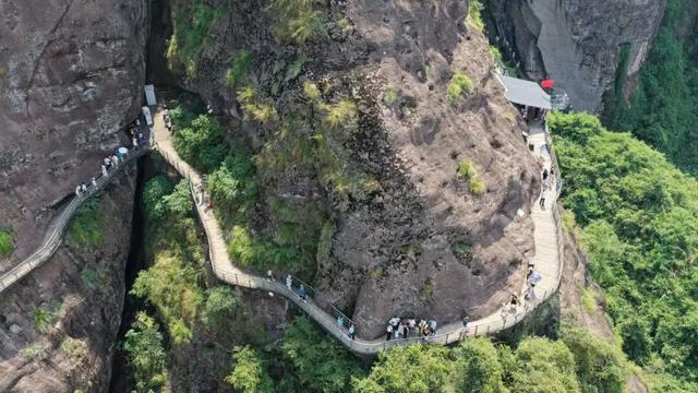 国庆假期过半，安全秩序不松懈！龙虎山文明旅游服务暖人心！