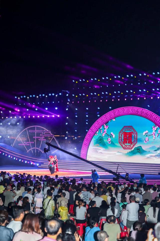 破纪录！武汉国庆名场面，火上央视
