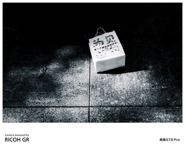 “还是得看有性格的品牌玩新名堂”｜真我GT8 Pro不止“街拍神器”