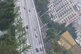 网友发现济南经十路现“鱼骨线”交通标志 这是啥意思？图片